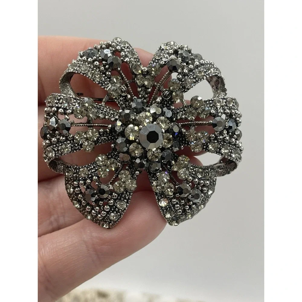 Rhinestone Brooch Silver Gray Sparkle Stunning‎ Flower